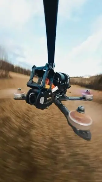 FPV-дрон с экшн-камерой в полёте на скорости
