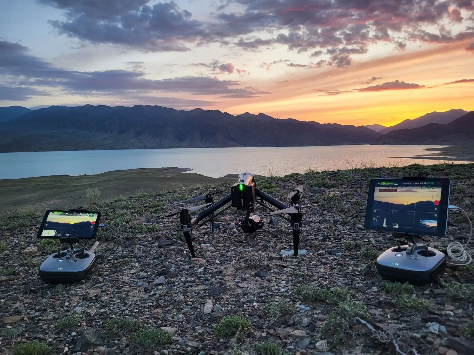 DJI Inspire 2 и два пульта на закате над горным озером в Казахстане